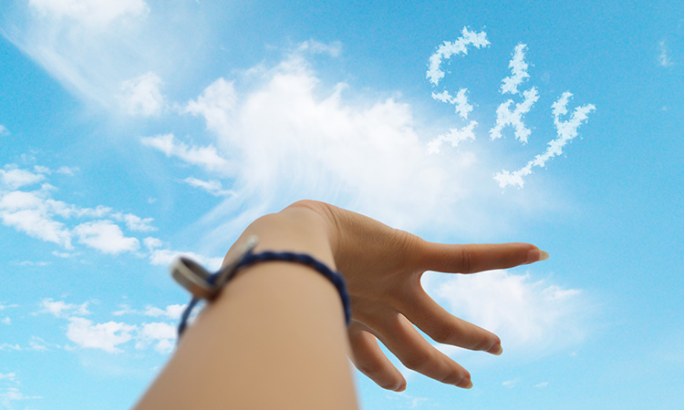 Main au ciel avec des pinceaux de nuage et nuage de png