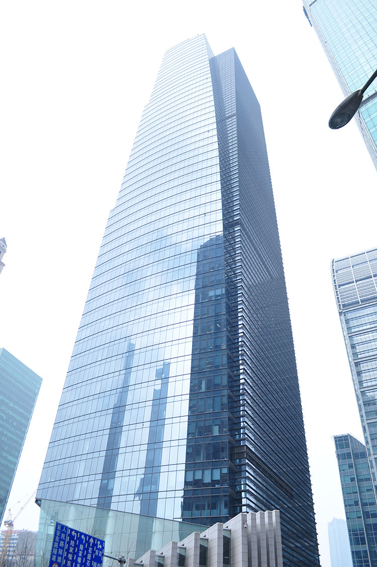 Въздушен ъгъл синя сграда бизнес център облак облачен търговия стъкло високо модерен офис на открито извън небето небостъргач висок висок