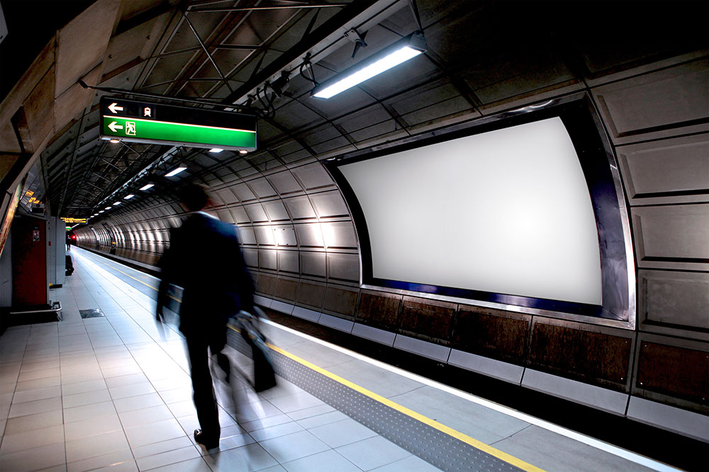 لوحة الإعلانات تحت الأرض مترو الانفاق نموذج بالحجم الطبيعي فوتوشوب مديرية الأمن العام