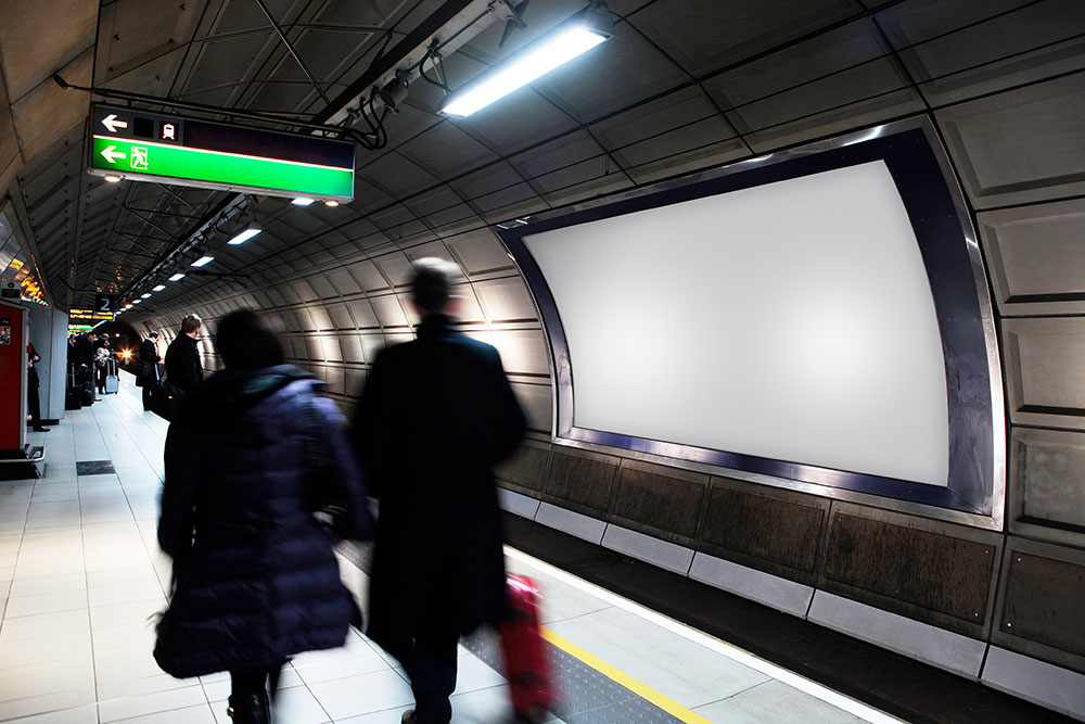 لوحة الإعلانات تحت الأرض مترو الانفاق نموذج بالحجم الطبيعي فوتوشوب مديرية الأمن العام