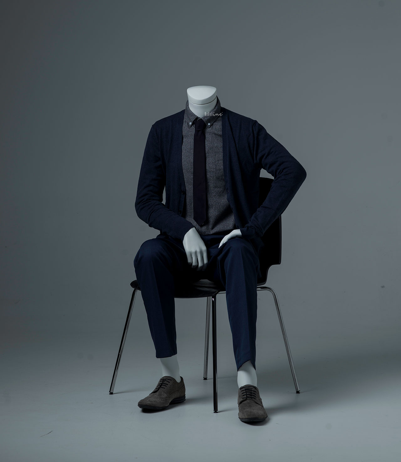 Foto de homem vestido de manequim sentado