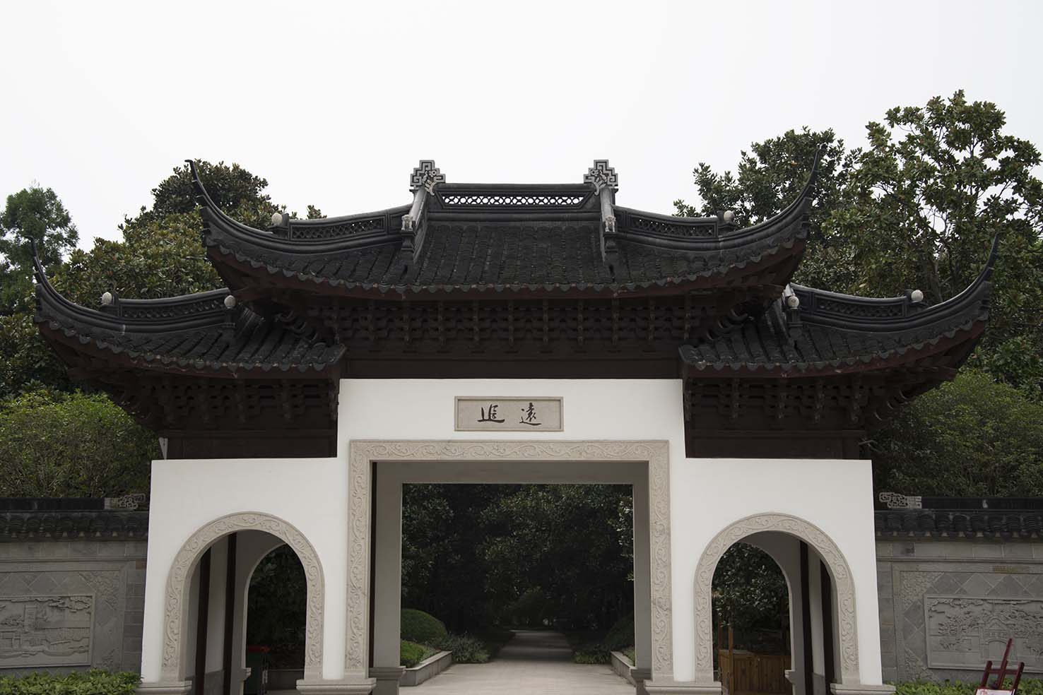 De oude Chinese poort van de tuinarchitectuur