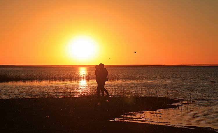 Hug Lovers Lago puesta de sol resplandor reflexión