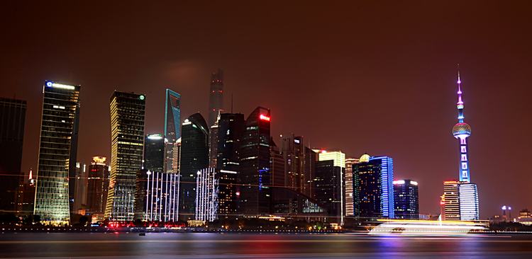 Luce chiara al bacino di Shanghai Oriental Pearl TV Tower Edifici alti Nightscape