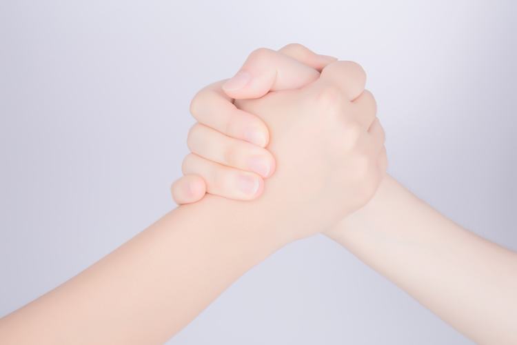 Incoraggiamento di cooperazione afferrare le mani