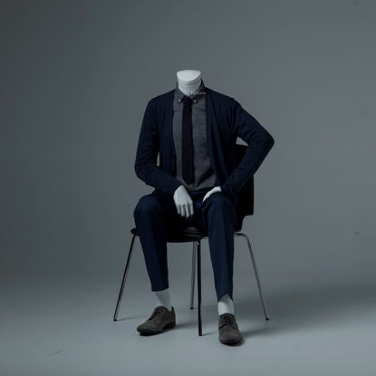 Manekýn muž oblečený sedící fotka 2