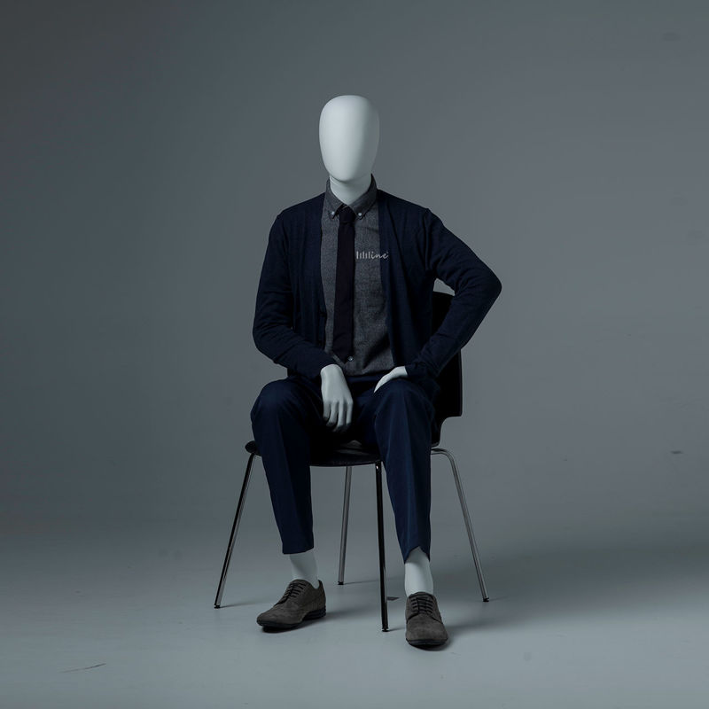 Mannequin homme habillé assis photo