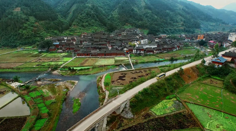 Photographie aérienne du village en terrasses de Guizhou