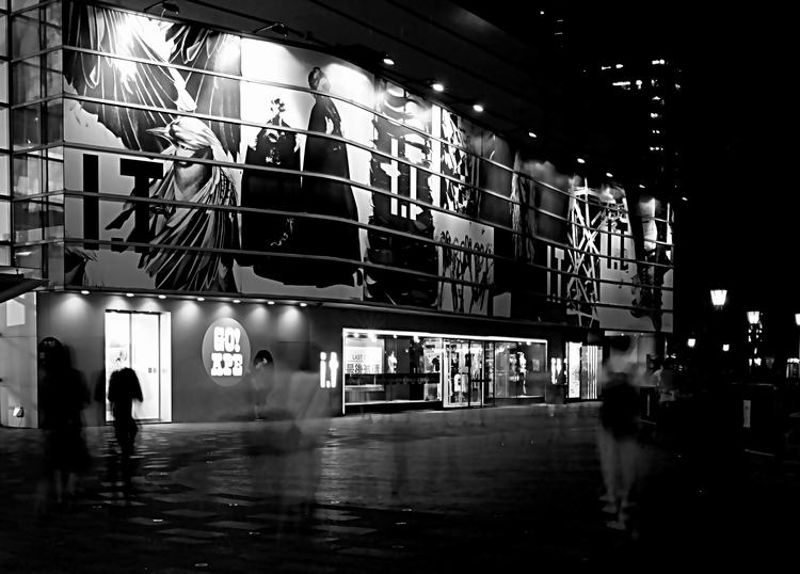 Modern City Virtual Portret Billboard Ape Noapte