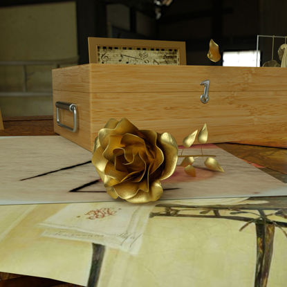 书桌上金色玫瑰开放开花场景3d模型动画