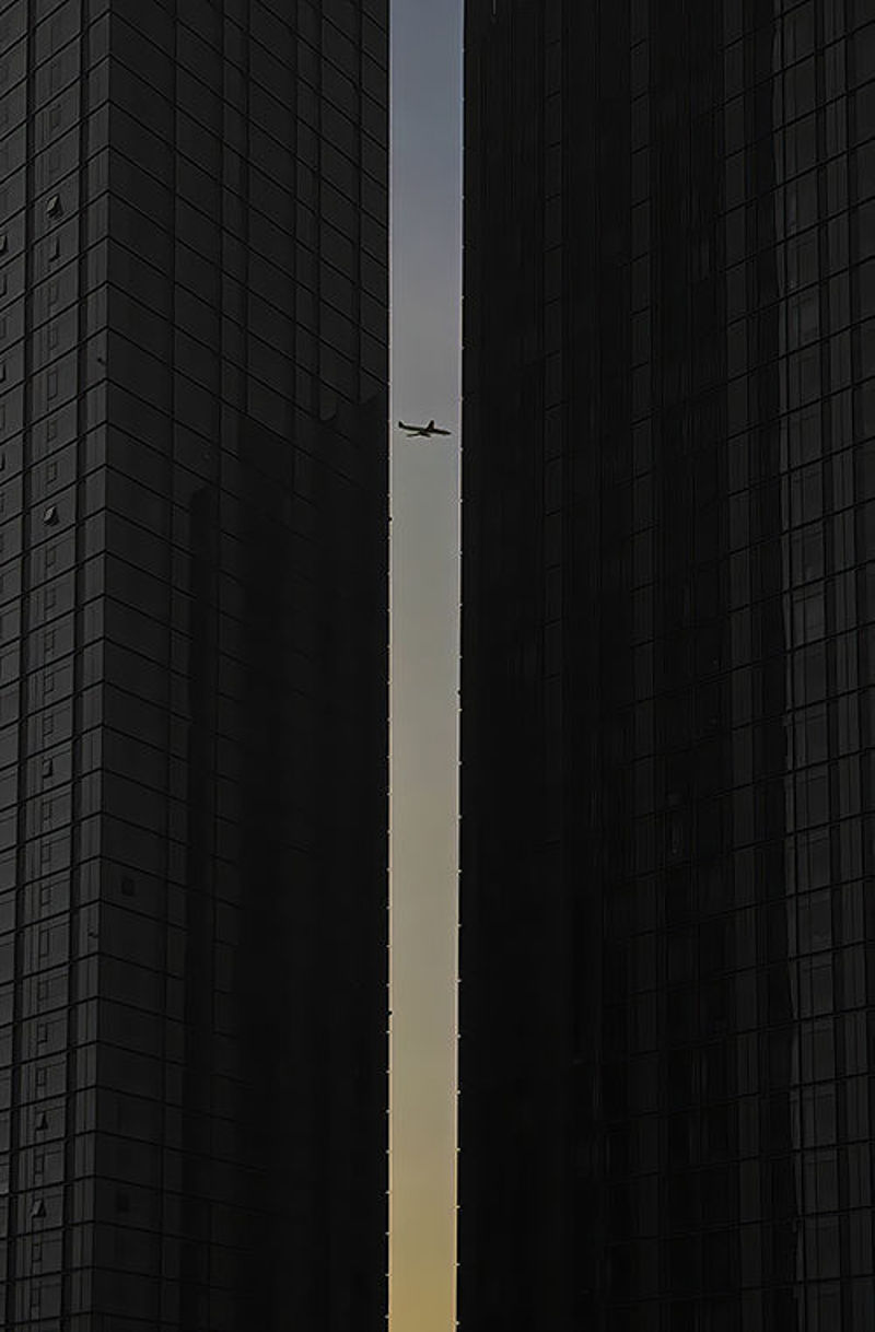 Aircraft photos between buildings