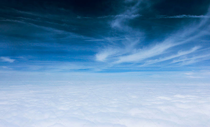 雲の上の空中写真