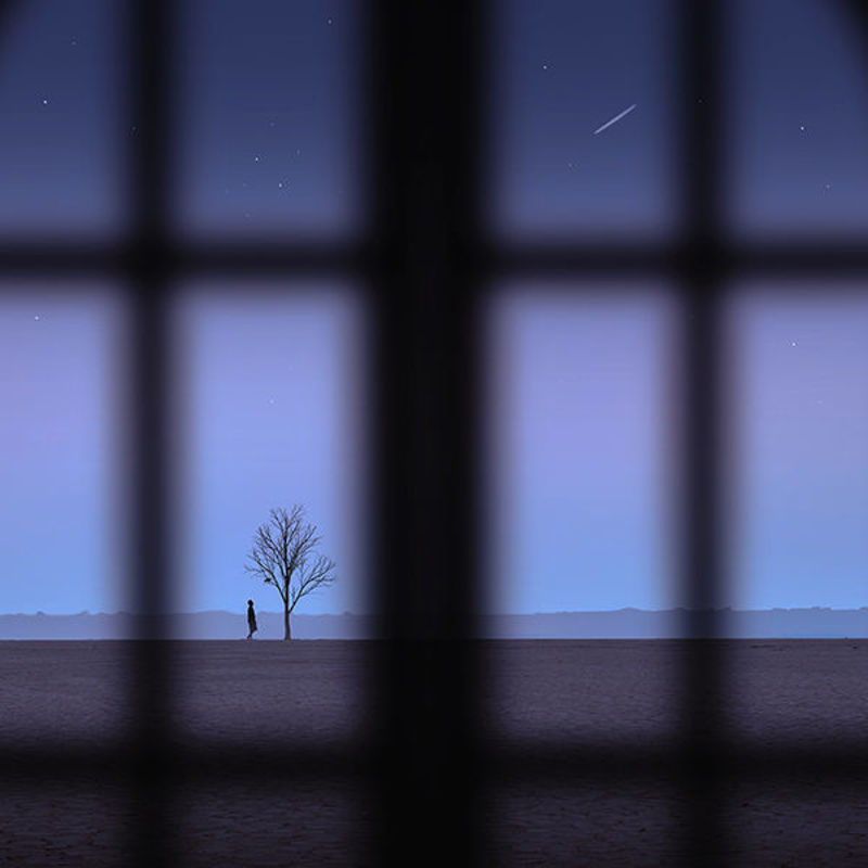 Креативна слика звезданог неба испред прозора