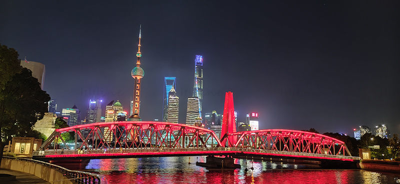 Şanghay Waibaidu Köprüsü'nün gece görünümü
