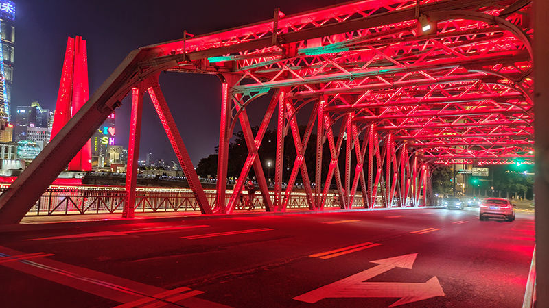 Piros fényű Waibaidu híd fényképe X3
