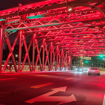 Piros fényű Waibaidu híd fényképe X3