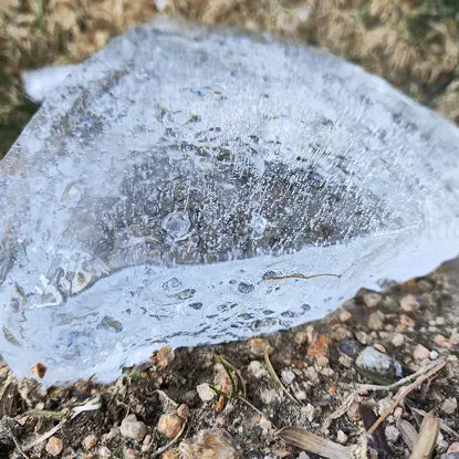 عکس تکه های یخ حباب دار