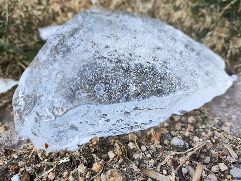 Foto cub de gheață cu bule