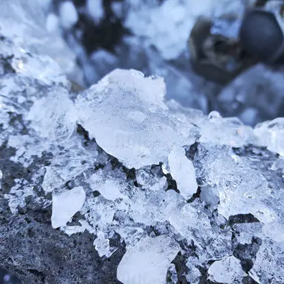 Fotografija zdrobljenega modrega ledu