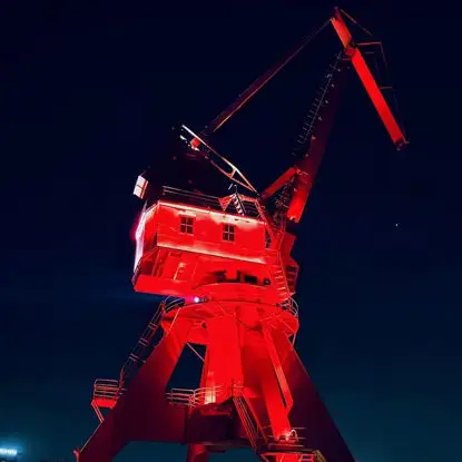 Imagem de cena noturna de cidade industrial