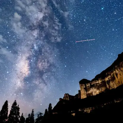 Imagens de stock de lapso de tempo de meteoros da Via Láctea do céu noturno