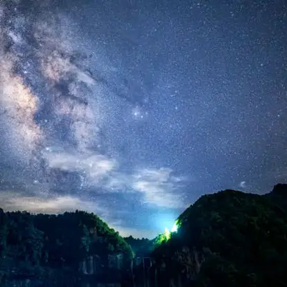 Vidéo accélérée du ciel nocturne et de la Voie lactée