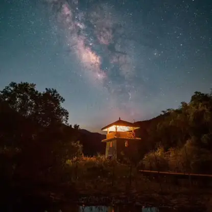 Vídeo de lapso de tempo da Via Láctea no céu noturno