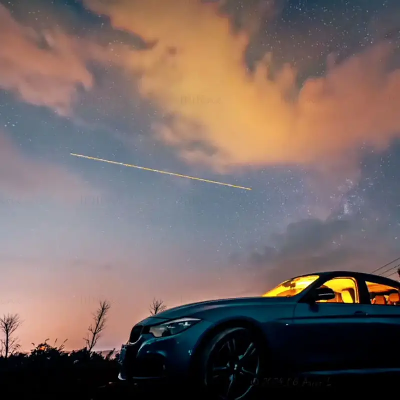 Time Lapse del cielo nocturno y la Vía Láctea con un video de un automóvil