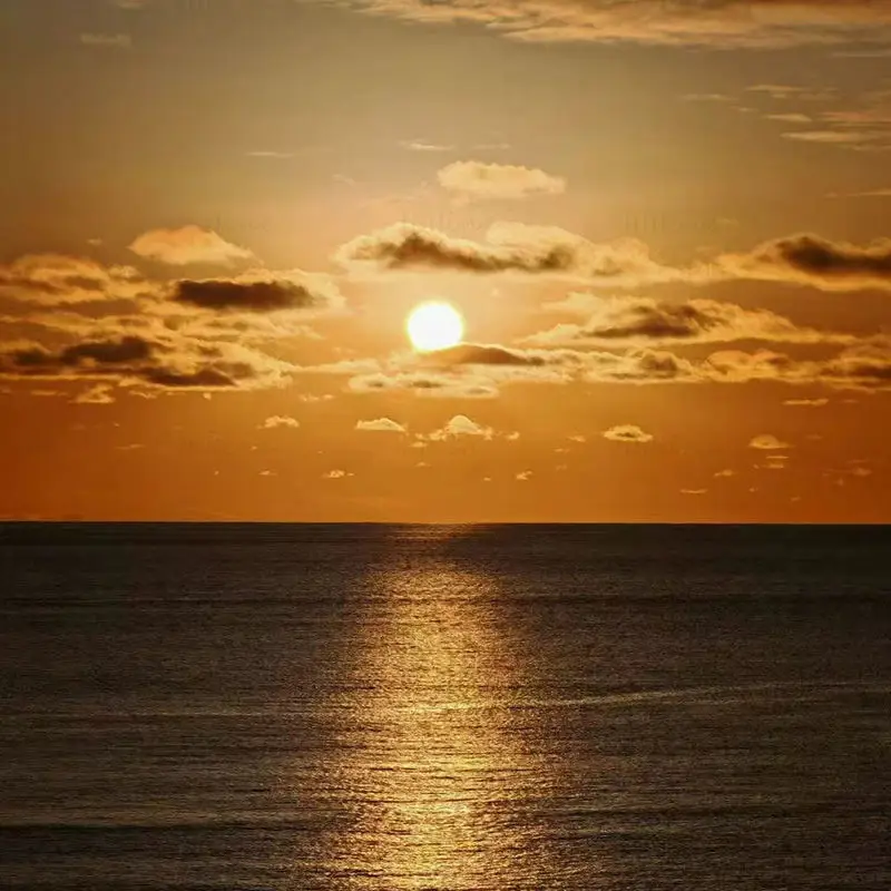 海に沈む夕日の写真