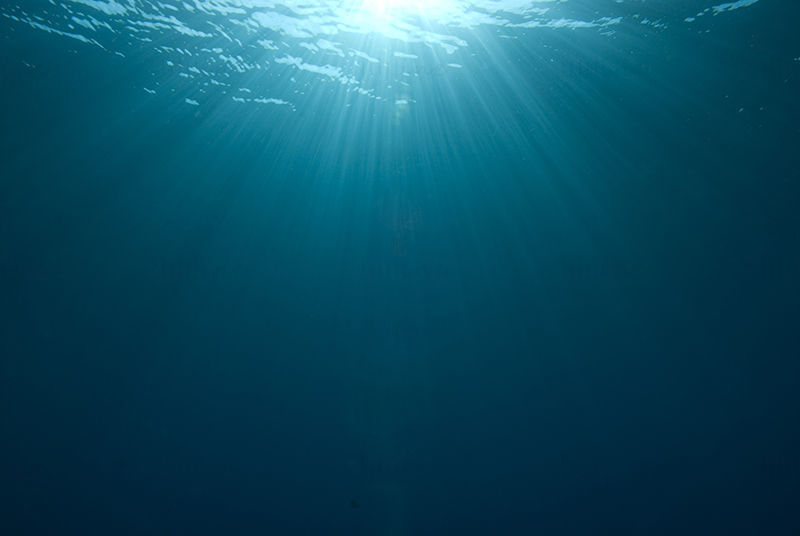 Sob a imagem da luz do sol do oceano