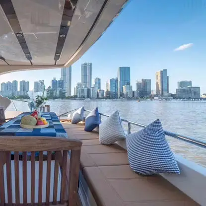 Image de vue sur la mer du yacht